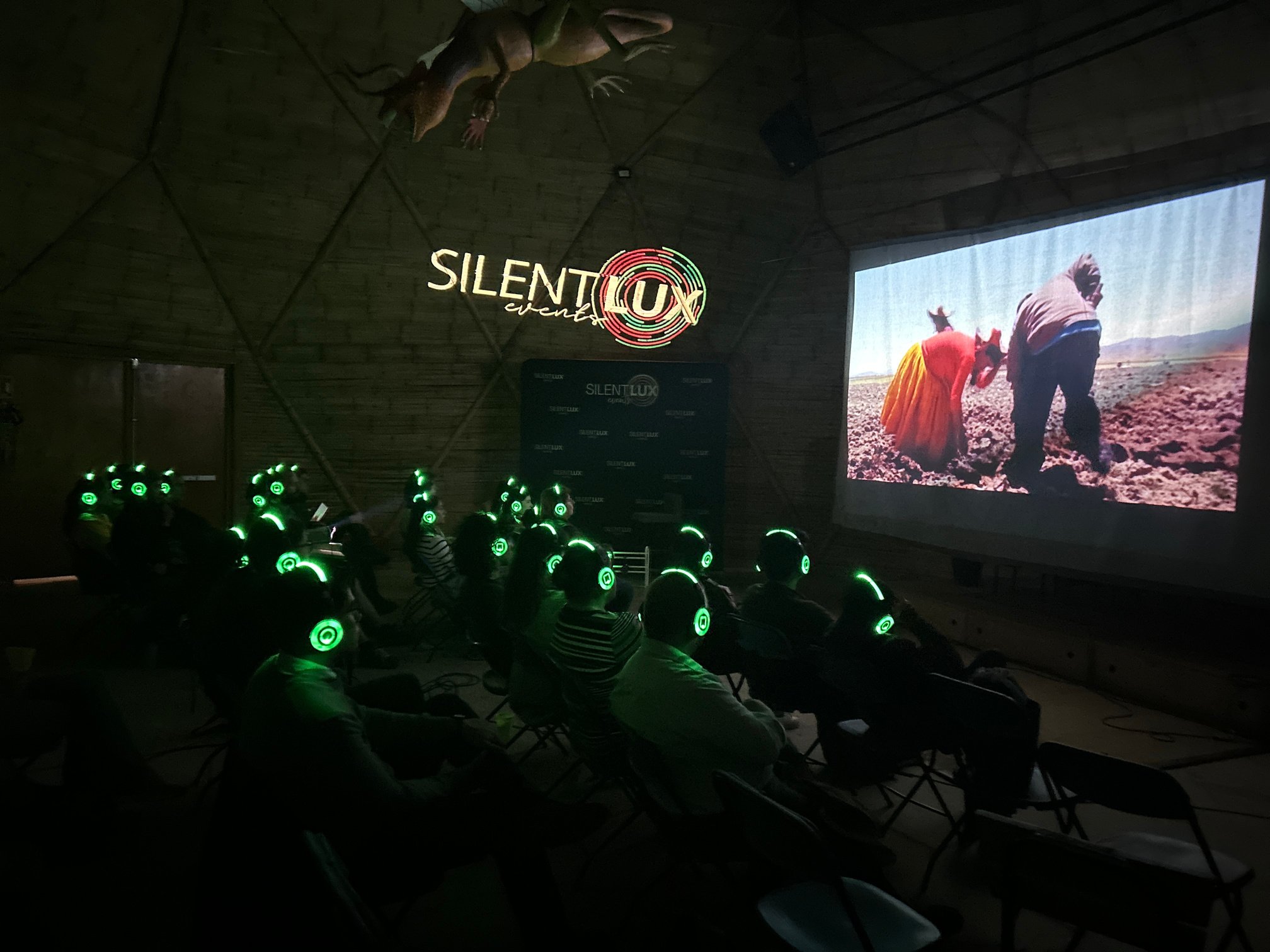 Venta y Renta de Audífonos Luminosos 
y accesorios para eventos silenciosos 
tipo Silent Conference, Silent Party y Silent Events. Conferencias en silencio,Sistema silencioso, Fiestas en silencio, Yoga con audifonos, evento silencioso, quiet party.